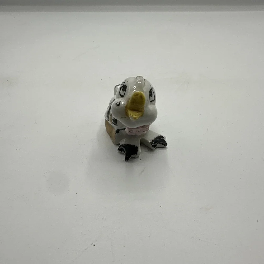 Vintage Hand Painted Ceramic Baby Bird w/ Bow & Gold Purse Anthropomorphic 2.5
